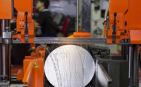 为什么选购西安立式带锯床时，客户需要提供锯切生产量、材质、硬度、大小、厚度等需求？